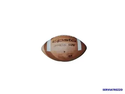 Un balón de fútbol está sobre una superficie blanca.