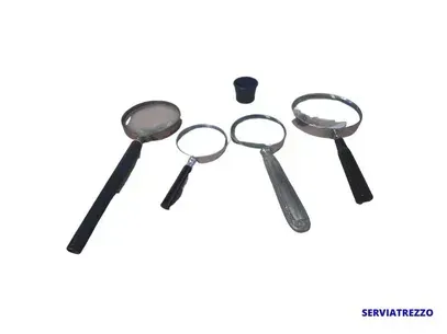 Un grupo de lupas están colocadas una al lado de la otra sobre un fondo blanco.