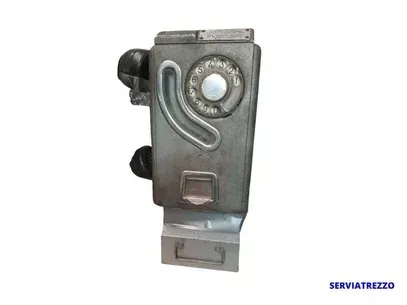 Un teléfono muy antiguo está sobre una superficie blanca.