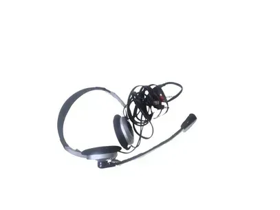 Un par de auriculares con micrófono sobre un fondo blanco.