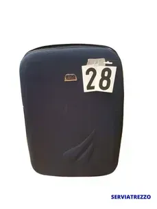 Una maleta negra con el número 28.