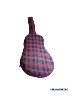 Un estuche de guitarra a cuadros rojos y azules sobre un fondo blanco.