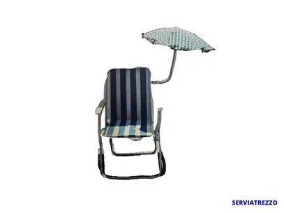 Una silla de rayas azules y blancas con una sombrilla adherida a ella.