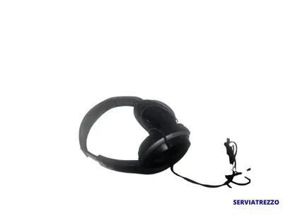 Un par de auriculares negros sobre un fondo blanco.