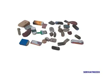 Un montón de piedras y borradores sobre un fondo blanco.