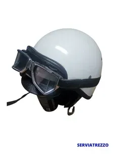 Un casco de motocicleta blanco con gafas adheridas.