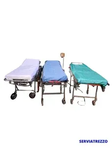 Tres camillas están sentadas una al lado de la otra sobre un fondo blanco.