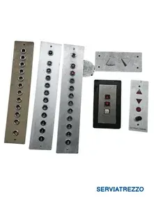 Un montón de diferentes tipos de botones de ascensor sobre un fondo blanco.