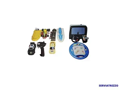 Un montón de diferentes tipos de controles remotos sobre un fondo blanco.