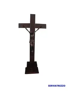 Una cruz de madera con Jesús sobre un fondo blanco.