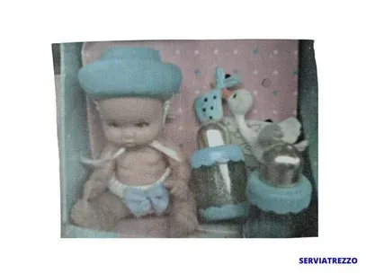 Un muñeco con un sombrero azul está en una caja.