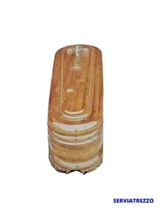 Un recipiente de madera con una cruz sobre un fondo blanco.