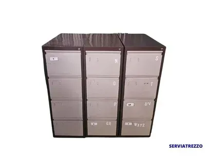 Tres archivadores están apilados uno encima del otro sobre un fondo blanco.