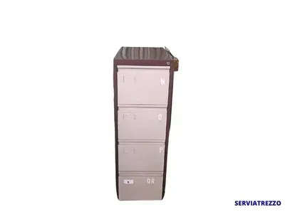 Un archivador con cuatro cajones sobre un fondo blanco.