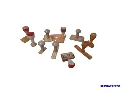 Un montón de sellos de madera sobre un fondo blanco.