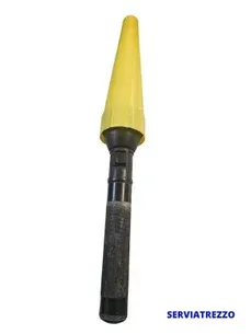 Una linterna amarilla con un mango negro sobre un fondo blanco.