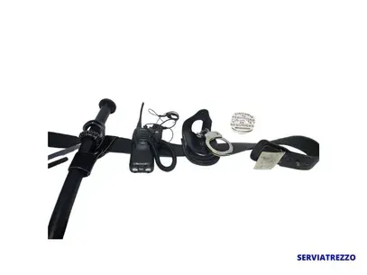 Un cinturón negro con muchos elementos en él.