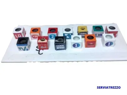 Un montón de cubos de colores con números en ellos.