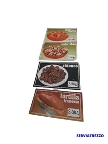 Una pila de anuncios de tortillas sobre un fondo blanco.