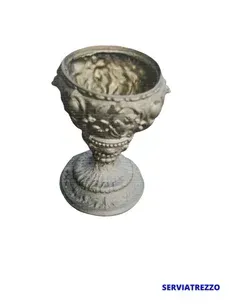 Una estatua de una copa con un león encima.