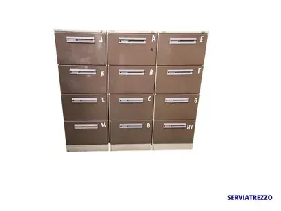 Una fila de archivadores con cartas en ellos.