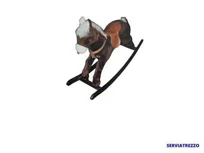 Un caballo balancín marrón y blanco sobre un fondo blanco.