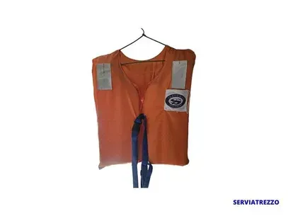 Un chaleco salvavidas está colgado en una percha sobre un fondo blanco.