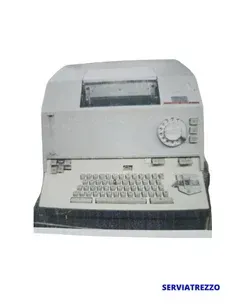 Una imagen de una vieja máquina de escribir con las palabras serviatrezzo en la parte inferior.