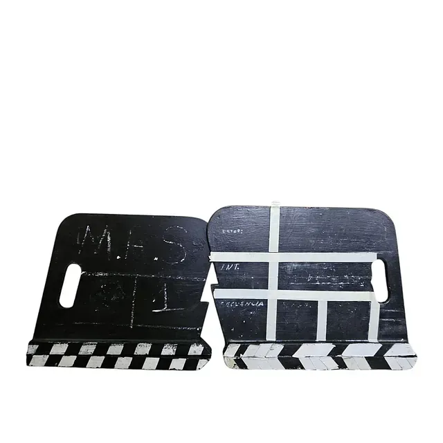 Un par de claquetas en blanco y negro sobre un fondo blanco.