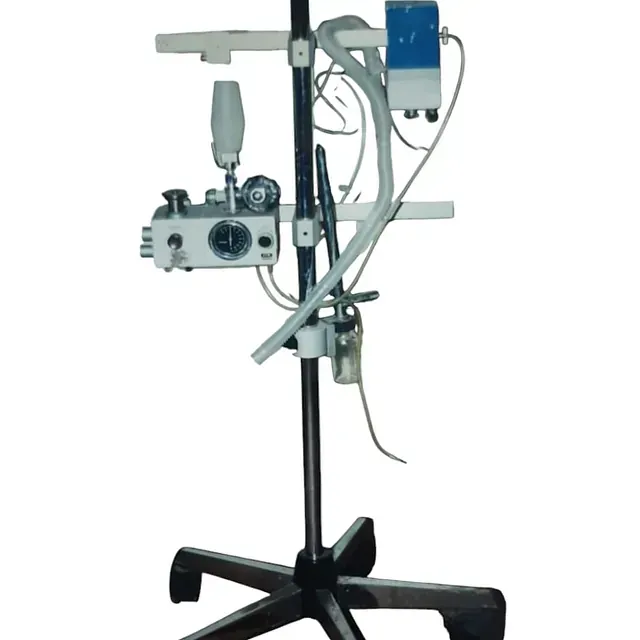 Un dispositivo médico sobre un soporte con un fondo blanco.