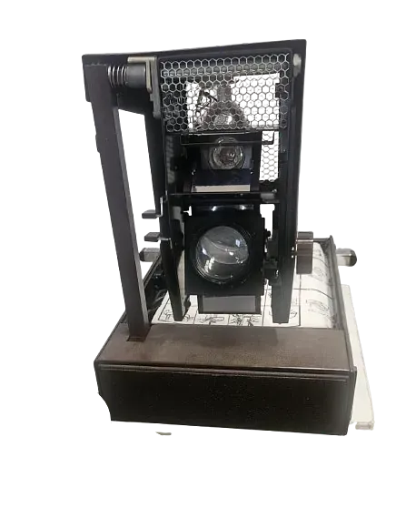 Un primer plano de una cámara sobre un fondo blanco.