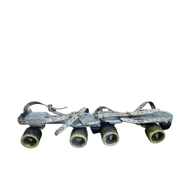 Un par de patines con ruedas verdes sobre un fondo blanco.