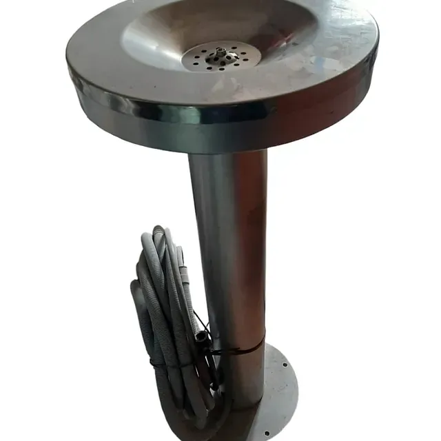 Un teléfono de acero inoxidable con un cable conectado a él.