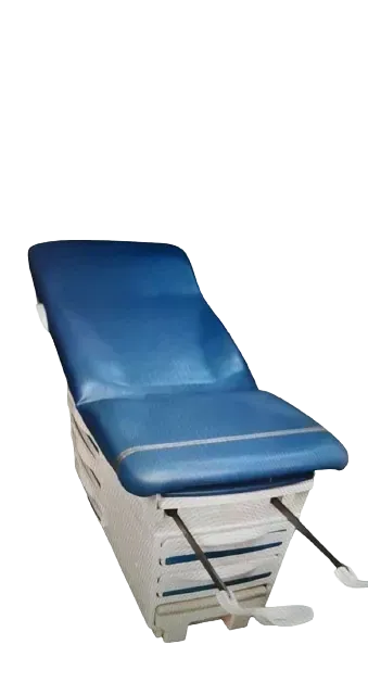 Una silla médica azul y blanca con un pedal sobre un fondo blanco.