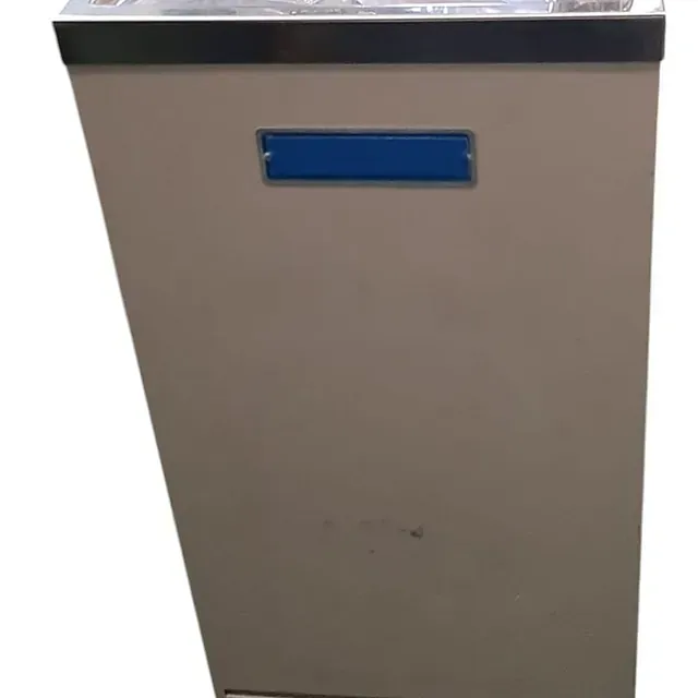 Un armario blanco con una etiqueta azul.