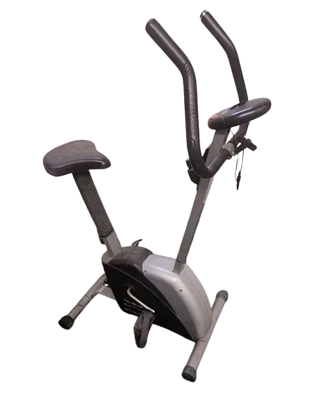 Una bicicleta estática está colocada sobre una superficie blanca.