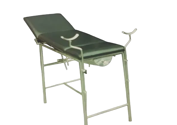 Una mesa ginecológica con una cómoda adjunta sobre un fondo blanco.