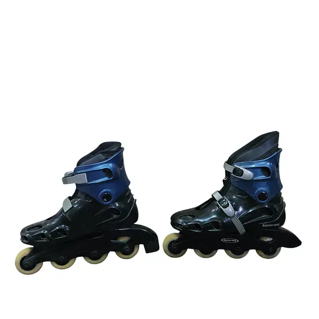 Un par de patines azules y negros sobre un fondo blanco.