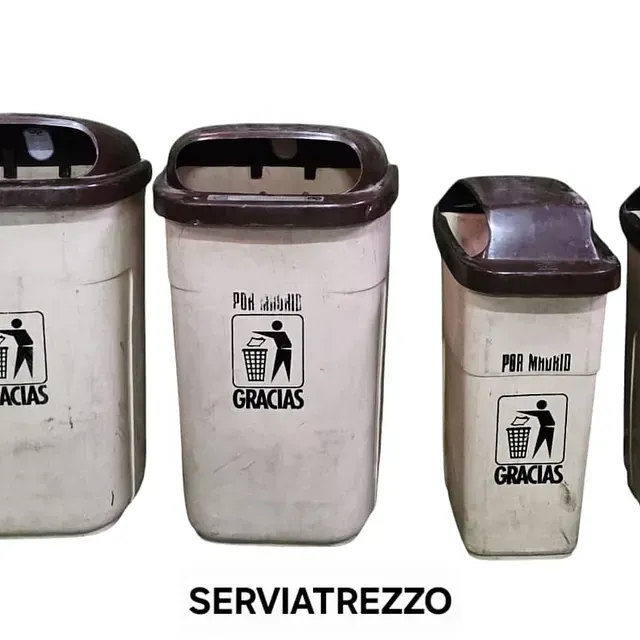 Una fila de botes de basura con la palabra gracias escrita en ellos