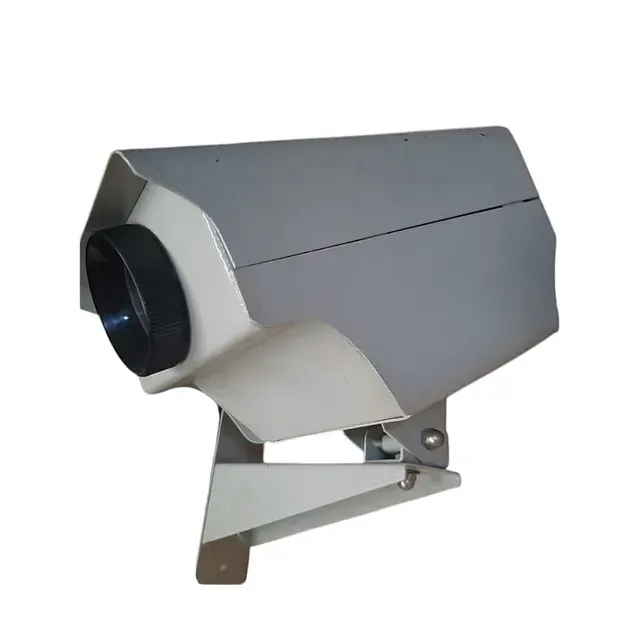 Una cámara de seguridad gris y blanca está montada en una pared.