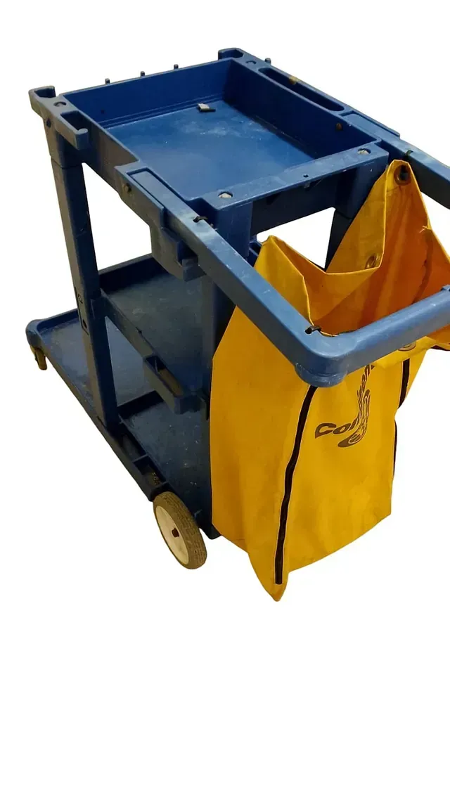 Un carrito azul con una bolsa amarilla atada a él.