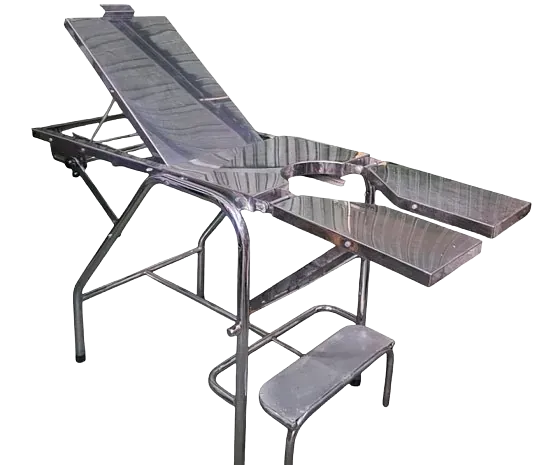 Una mesa de examen de acero inoxidable con un taburete fijado a ella.