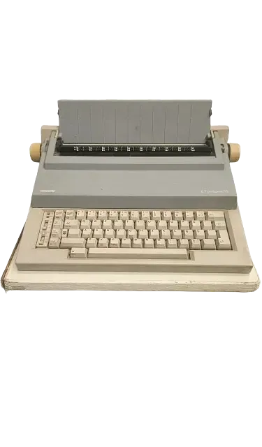 Una vieja máquina de escribir con un teclado sobre un fondo blanco.