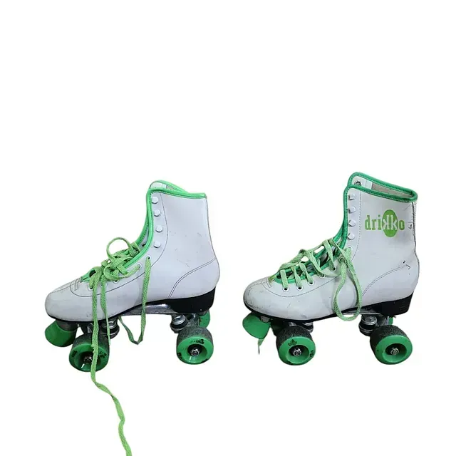 Un par de patines blancos con ruedas verdes.