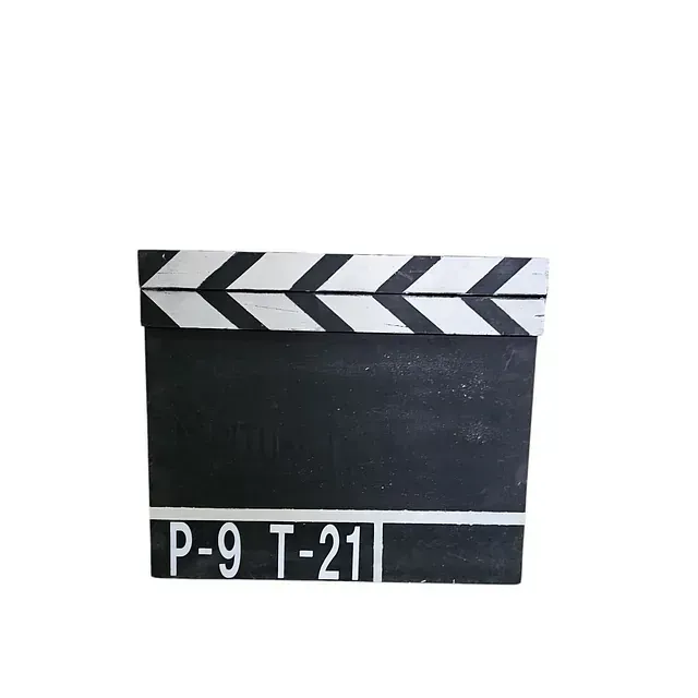 Una claqueta en blanco y negro con las letras p-9 t-21 escritas en ella