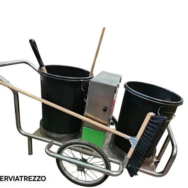 Un carrito con dos botes de basura negros y una escoba.
