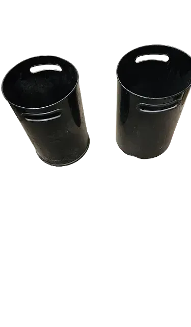 Dos cubos negros con asas sobre un fondo blanco.