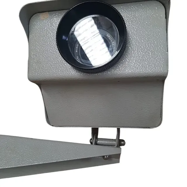 Un primer plano de una cámara sobre un fondo blanco.