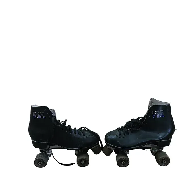 Un par de patines negros sobre un fondo blanco.