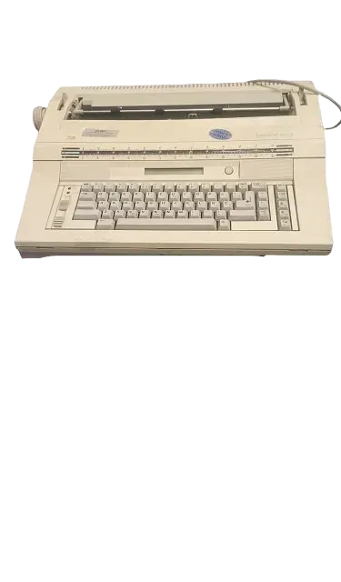 Una vieja máquina de escribir está sobre una superficie blanca.